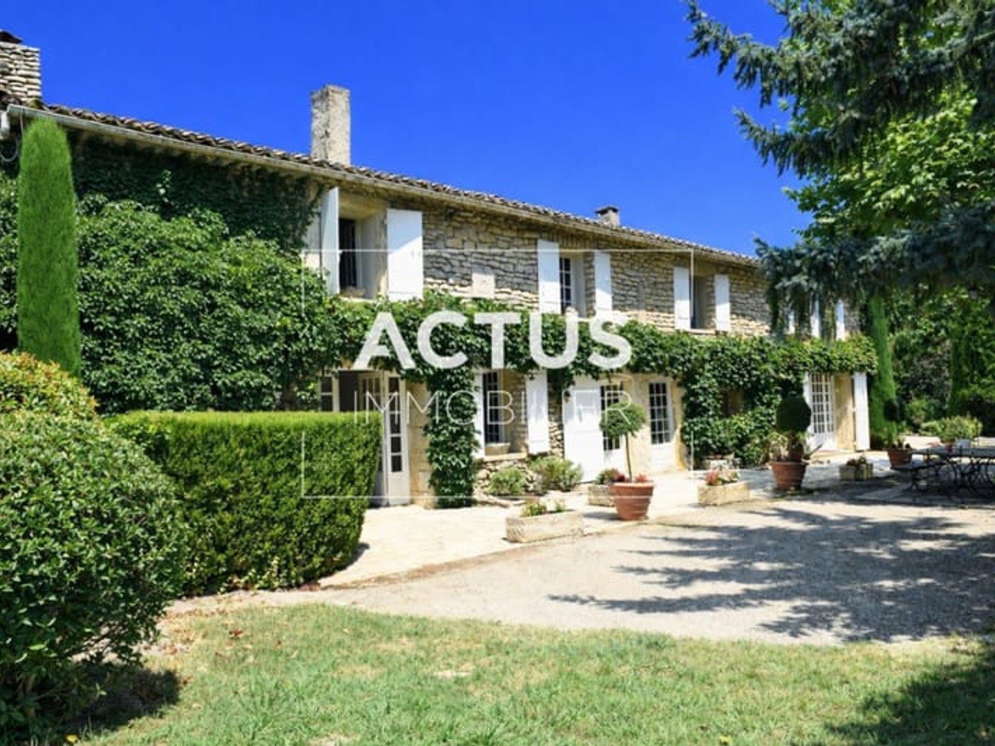 Maison à vendre - 13 pièces - 434m2 - Sénas (13560)