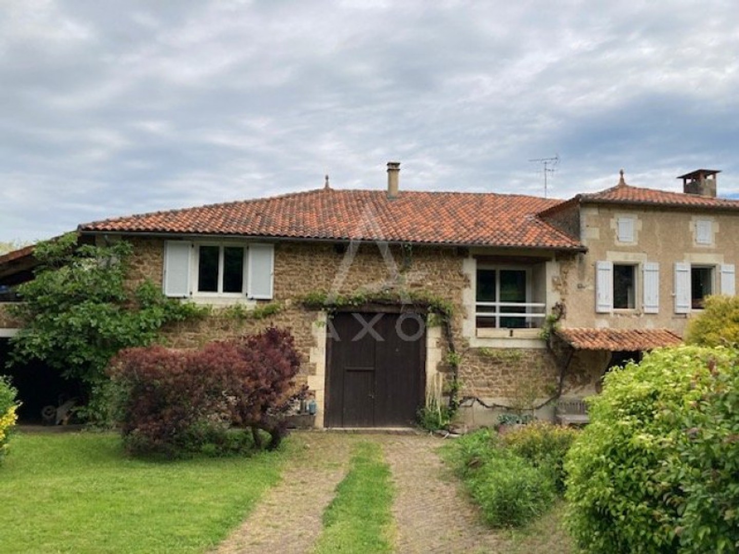 Maison à vendre - 6 pièces - 275m2 - Terres-De-Haute-C... (16270)