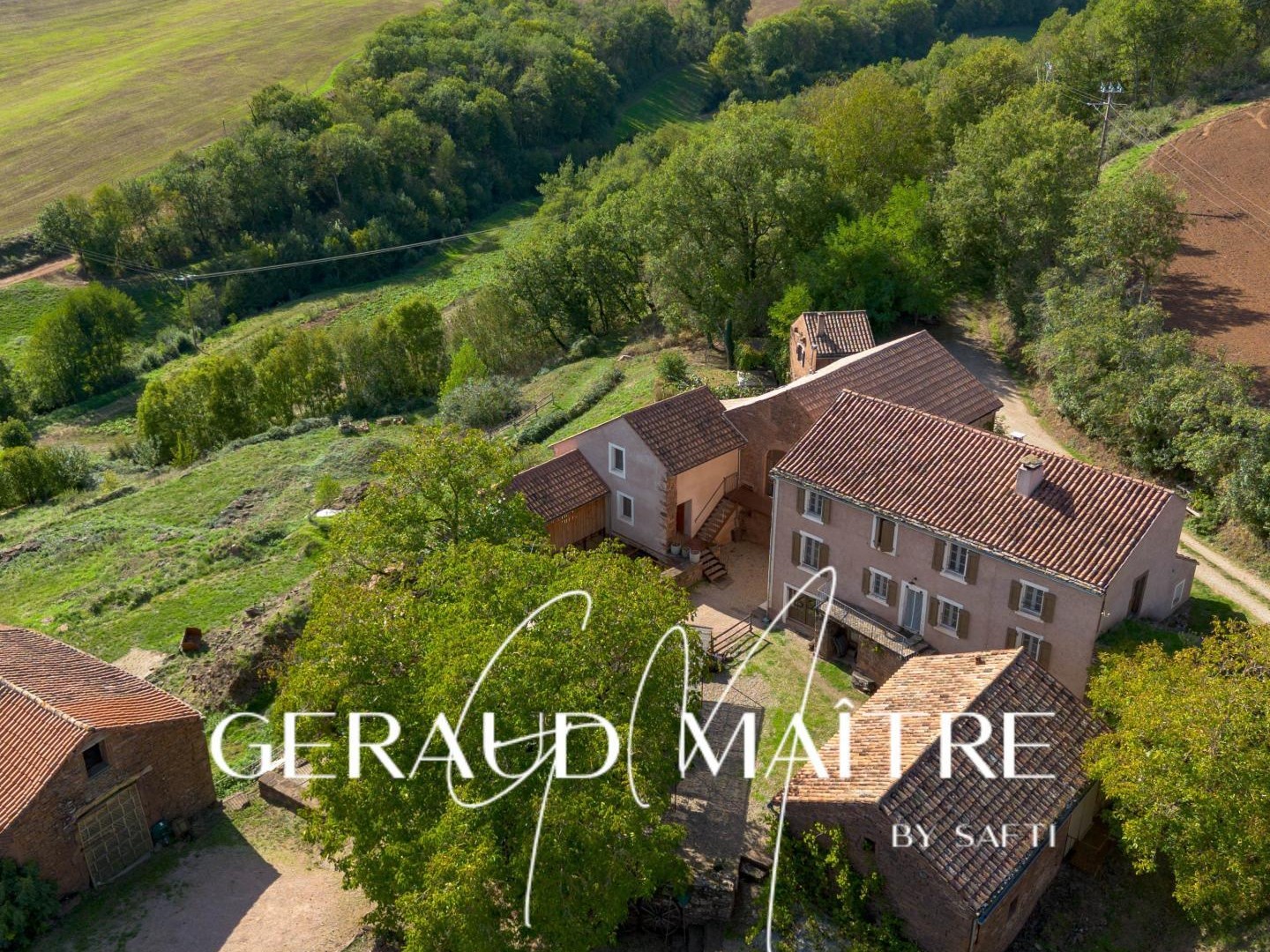 Domaine écologique restauré en gite de 6 bâtiments avec SPA sur 15.000 m²