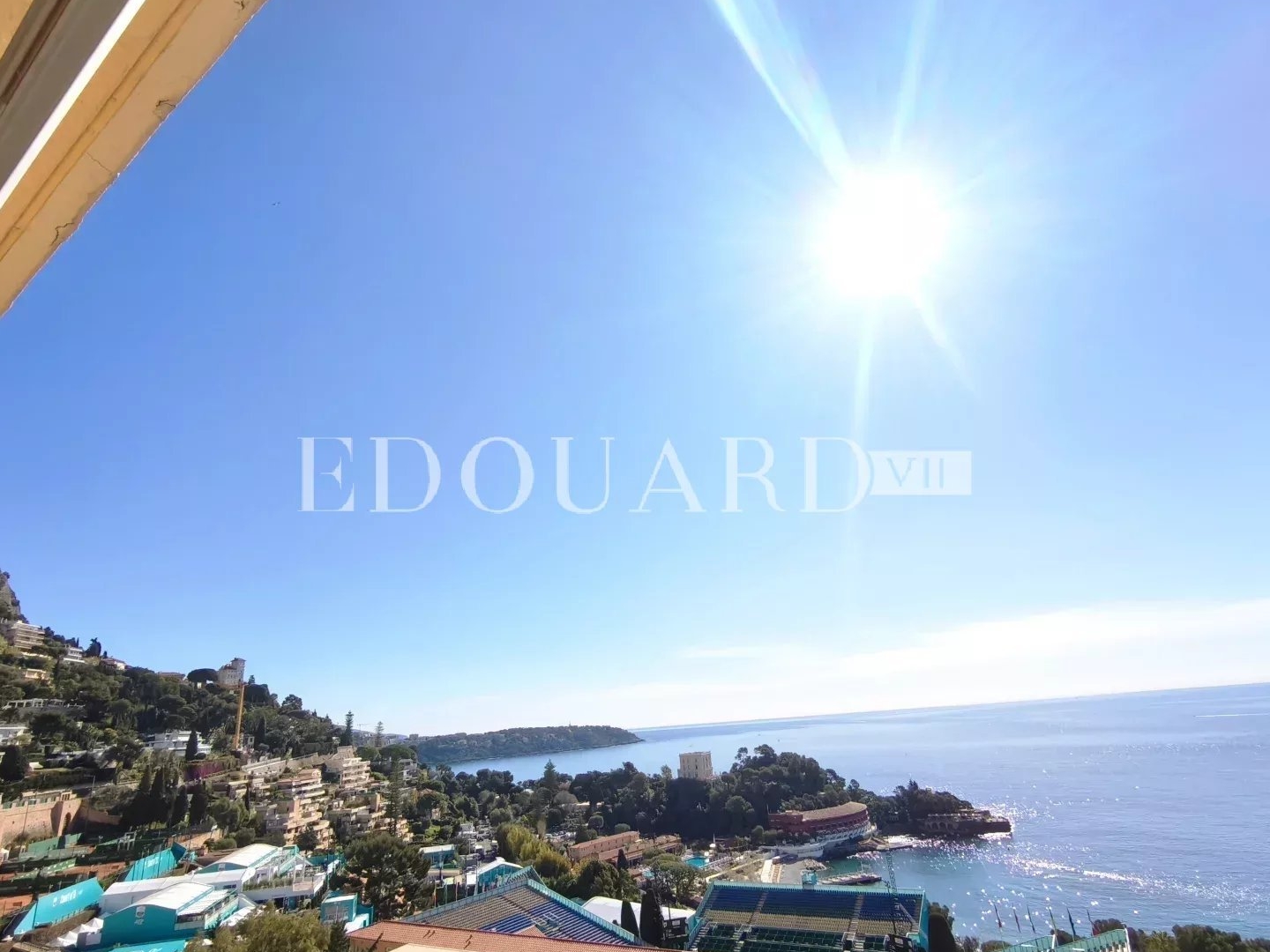 Aux portes de la Principauté de Monaco, superbe trois pièces à vendre avec terrasse et magnifique vue mer