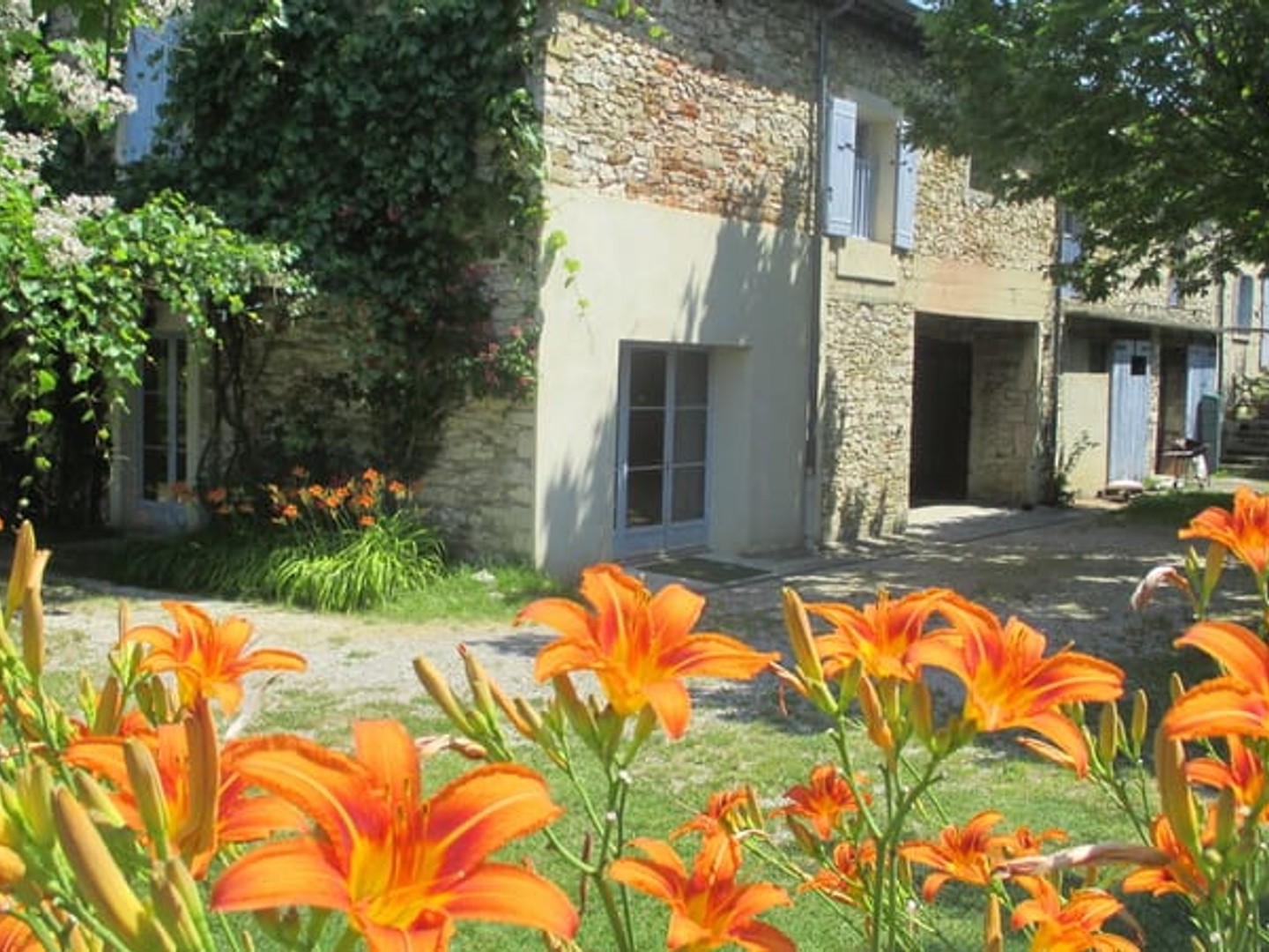 À vendre - Bâtisse en pierre avec gîte, piscine et dépendanc