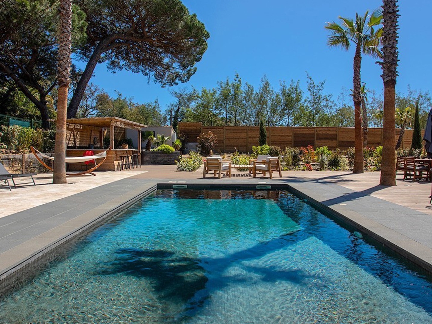 Deux villas contemporaines en bord de mer à vendre à Grimaud