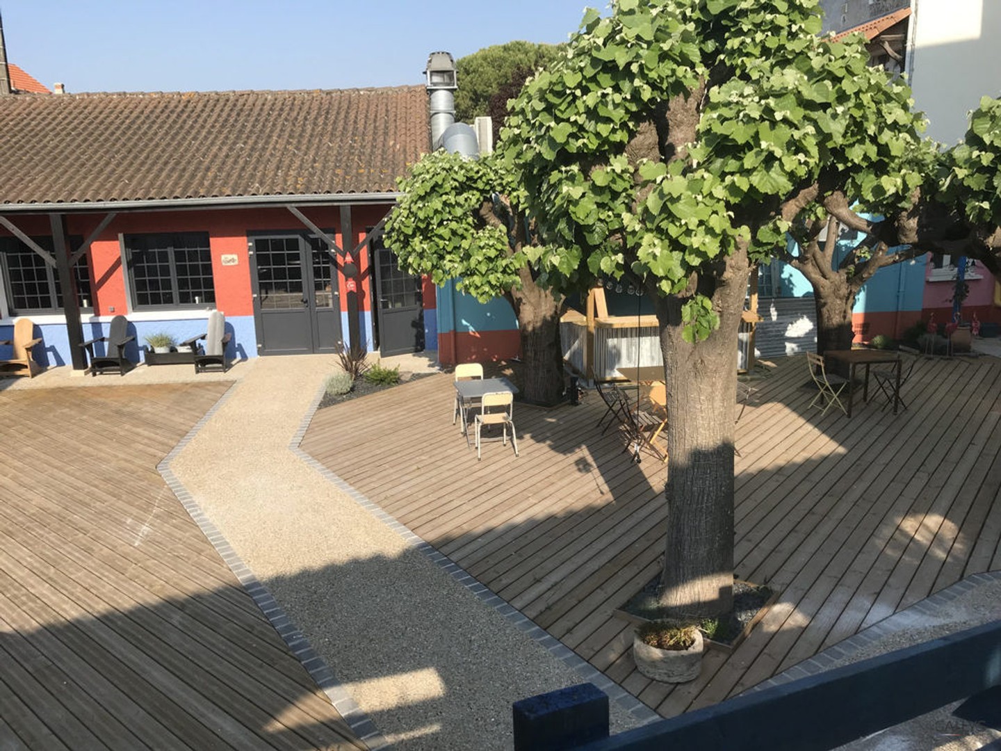 Locaux à vendre - 1254m2 - Saintes (17100)