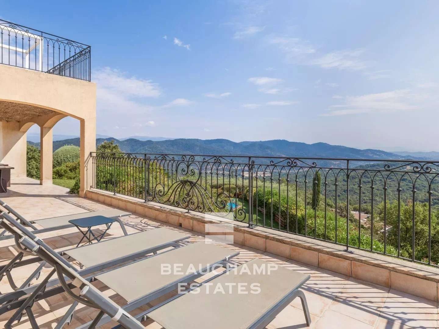 Maison à vendre - 4 pièces - 150m2 - Fréjus (83370)