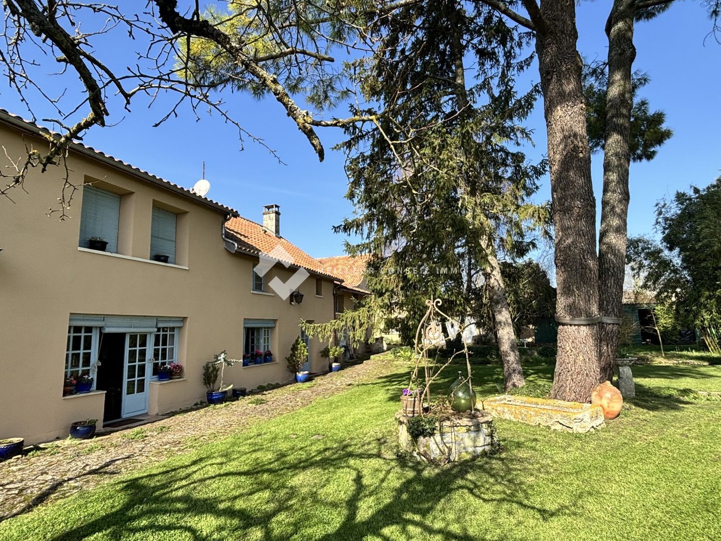Maison à vendre - 8 pièces - 254m2 - Saint-Martin-La-P... (86380)