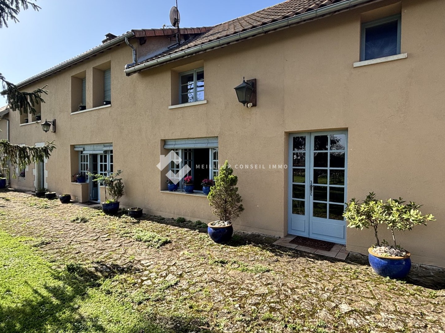 Maison à vendre - 8 pièces - 254m2 - Saint-Martin-La-P... (86380)