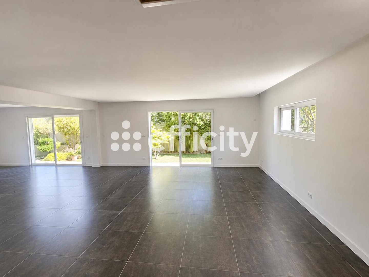 Locaux à vendre - 5 pièces - 342m2 - Rougiers (83170)