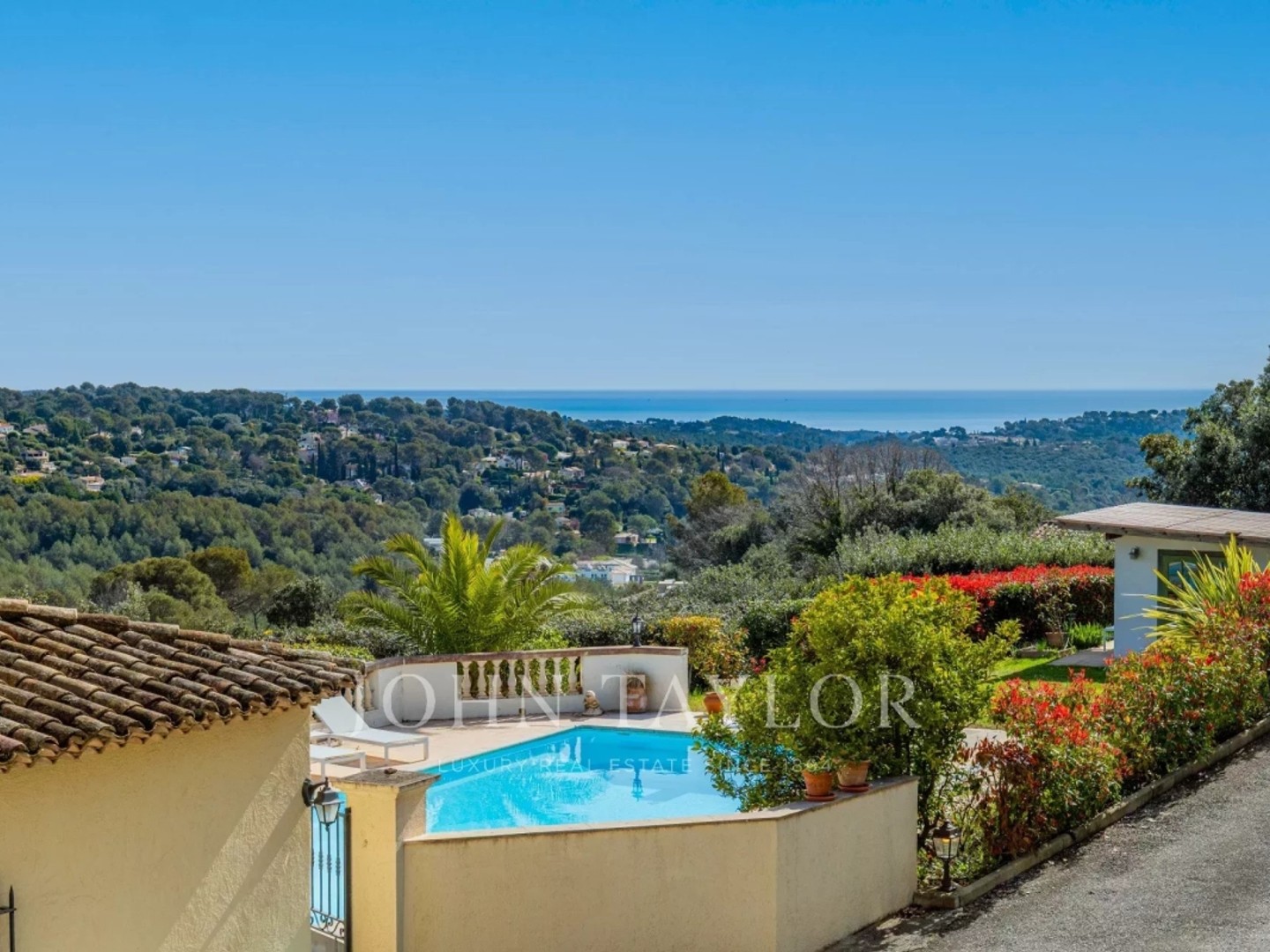 Magnifique Villa avec Vue Mer et Montagnes dans un Domaine Privé