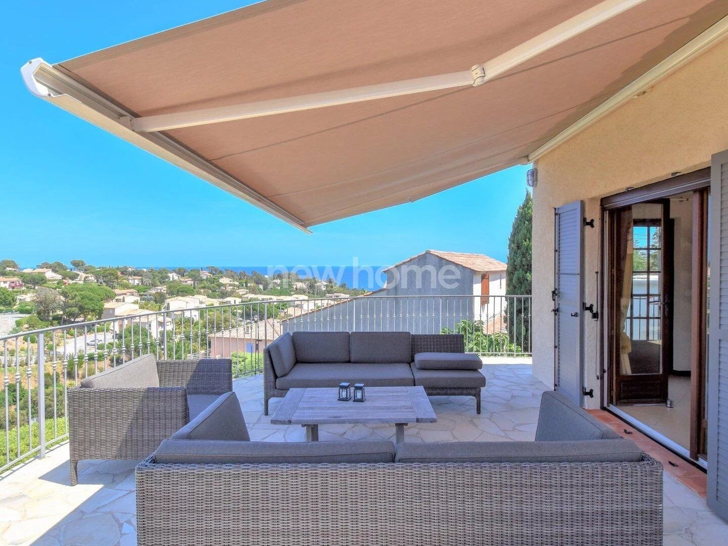 Charmante Villa Provençale avec Vue Mer et Piscine à Débordem...