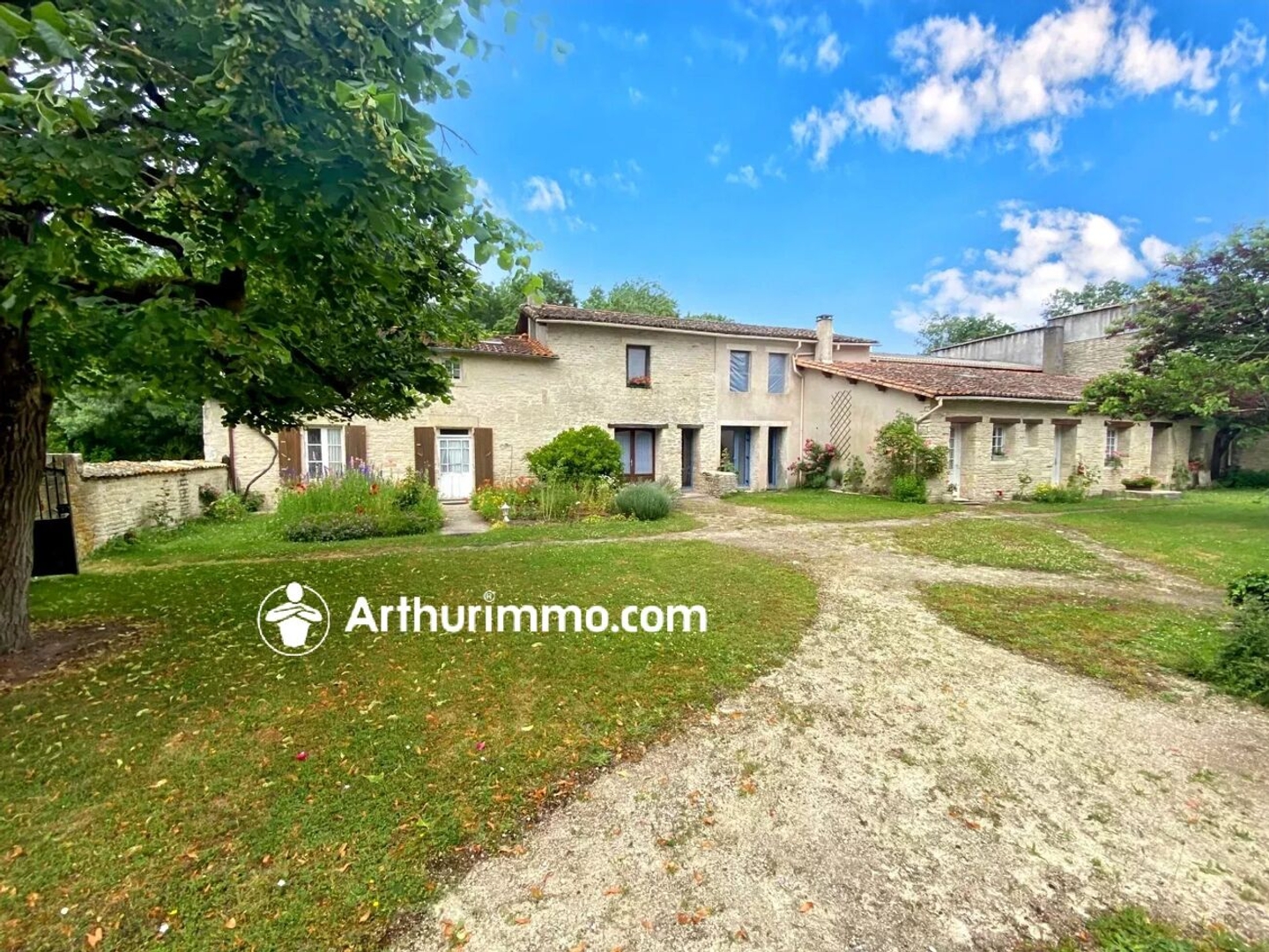 Maison à vendre - 4 pièces - 203m2 - Villefollet (79170)