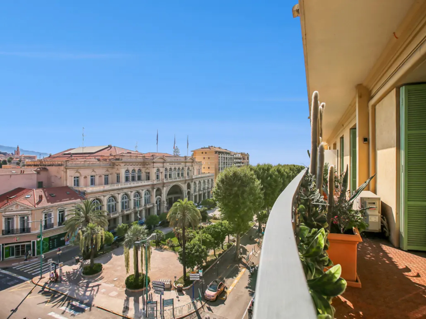 3 pièces bourgeois avec balcon filant - Menton Carré d'Or
