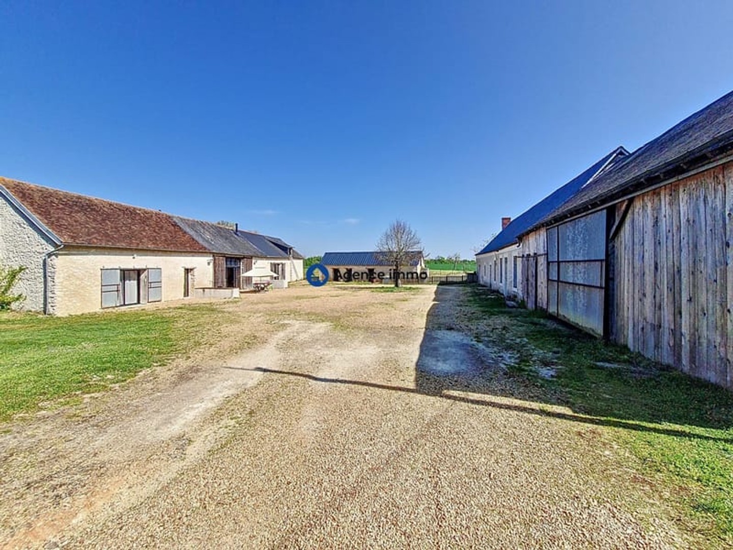 Immeuble à vendre - 5 pièces - 211m2 - Noyant-Villages (49490)