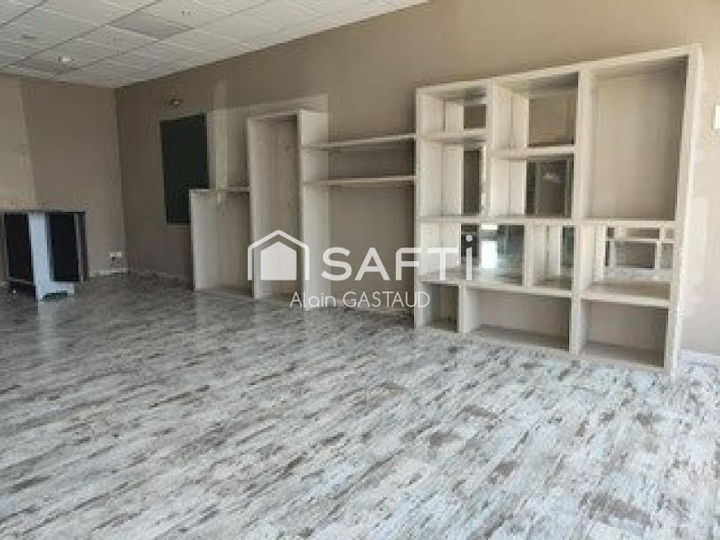 Parking / garage / box à vendre - 70m2 - Saint-Raphaël (83700)