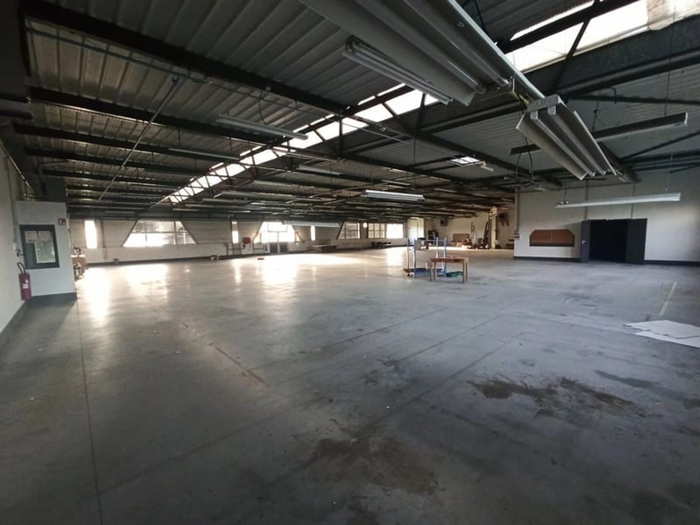 Magasin à vendre - 2 pièces - 1306m2 - Saint-Junien (87200)