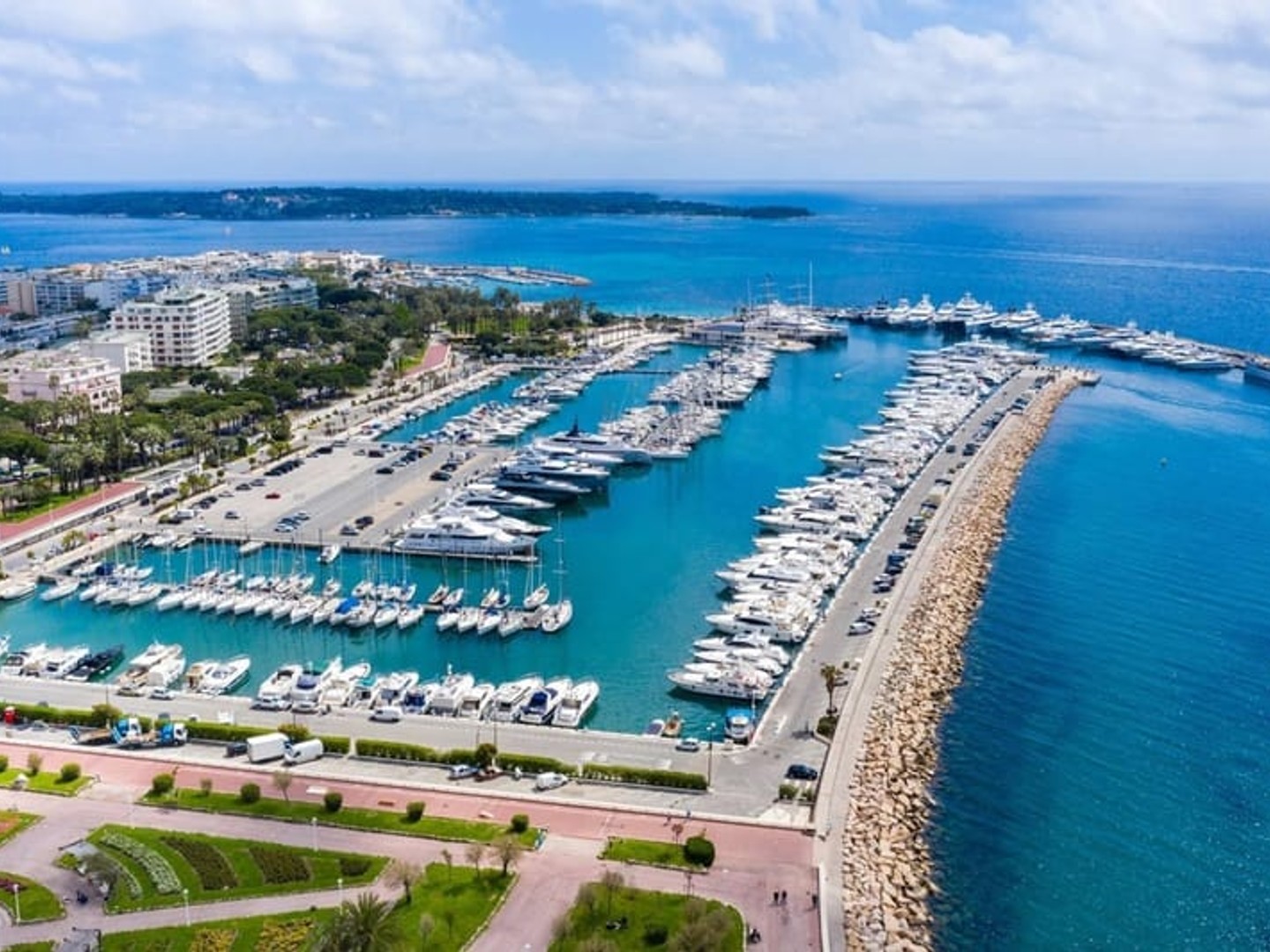 EXCLUSIVITE - Cannes Pointe Croisette - Appartement 3 pièces de 80 m² - Deuxième Ligne - à Rénover