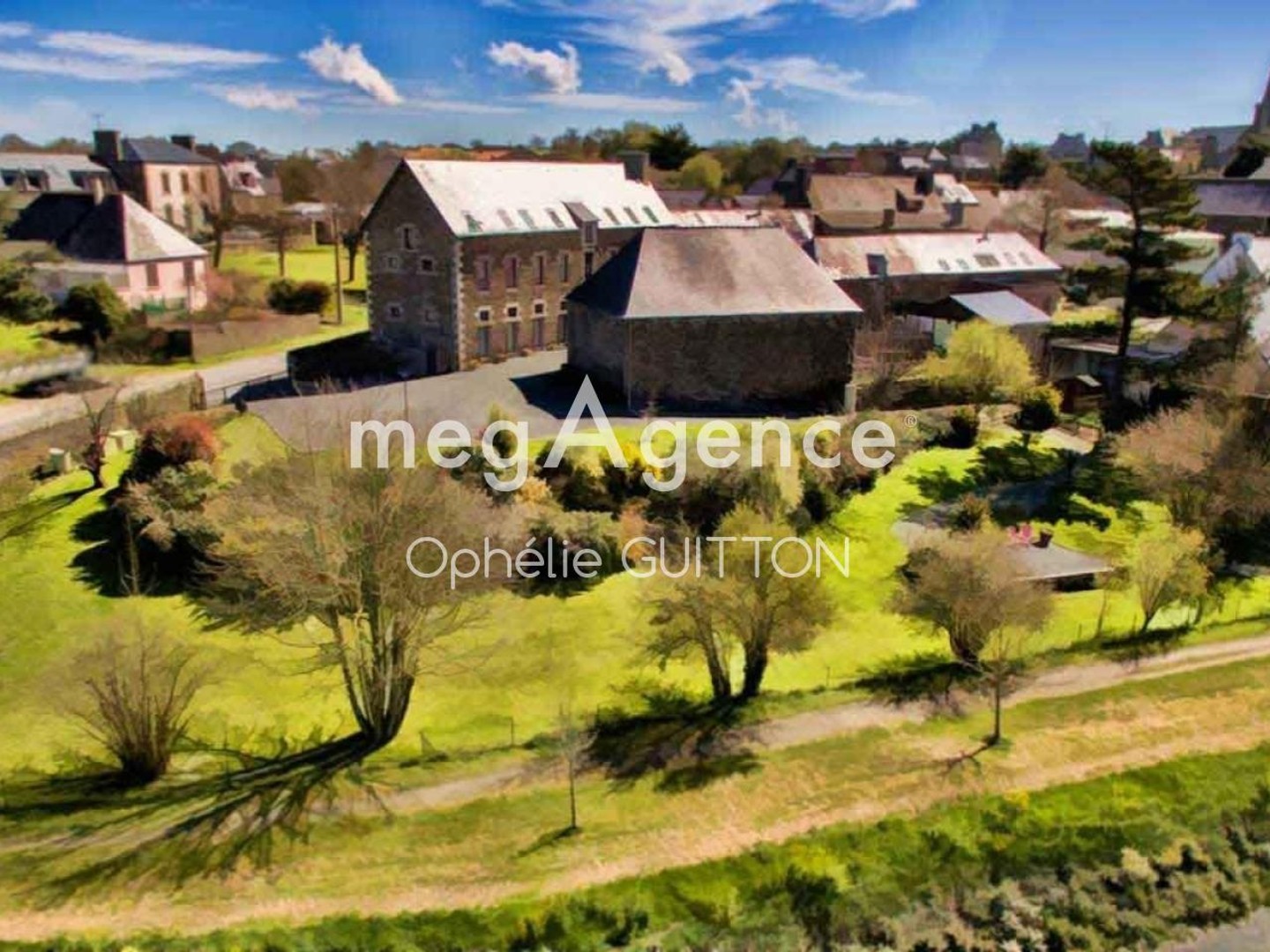 Maison à vendre - 8 pièces - 334m2 - La Roche-Jaudy (22450)