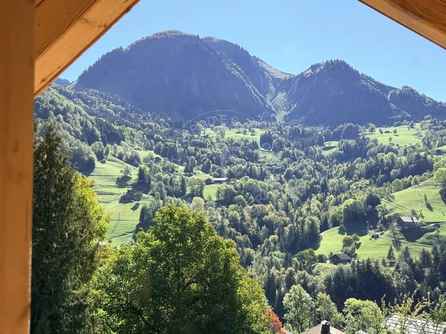 MANIGOD VILLAGE - SUPERBE CHALET DE 3 CHAMBRES RÉNOVÉ AVEC VUE PANORAMIQUE SUR LES MONTAGNES