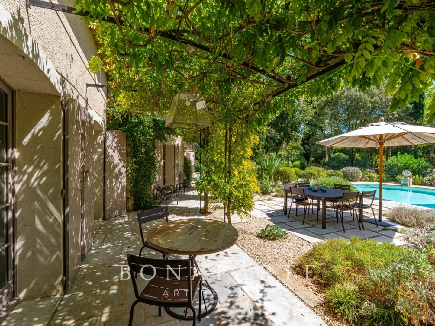 PROPRIÉTÉ DE PRESTIGE À BOULBON - 290 M² DE PLAIN-PIED AVEC PISCINE ET PARC ARBORÉ DE 6 000 M²