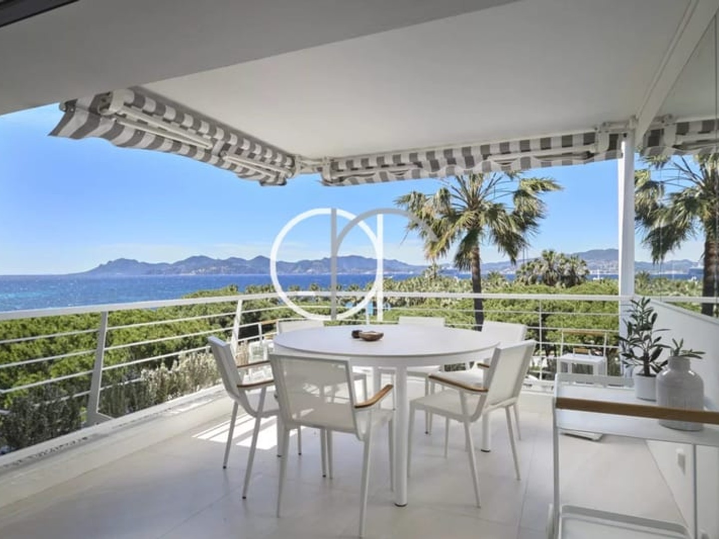 CANNES CROISETTE APPARTEMENT VUE MER ET COLLINES
