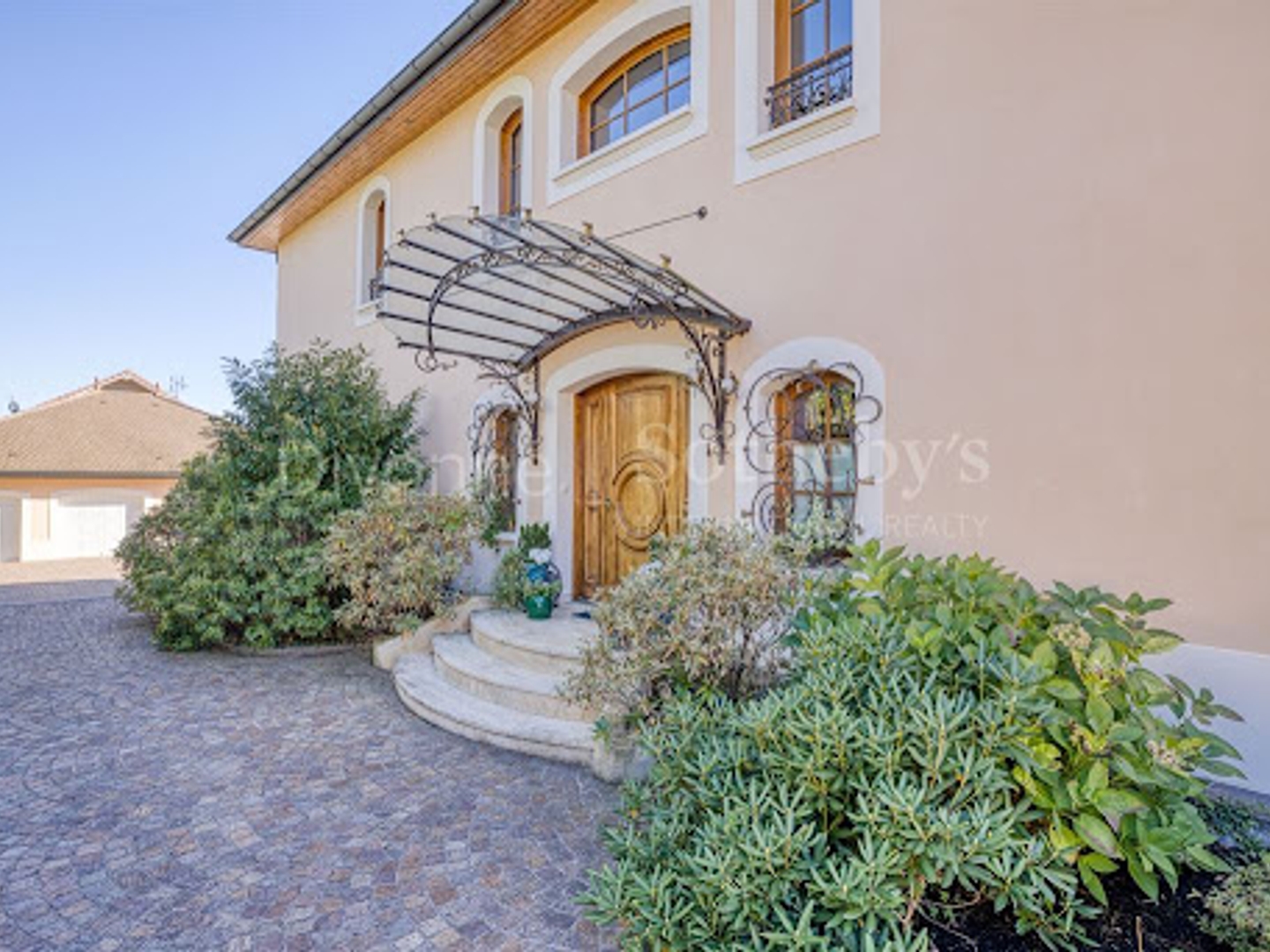 Maison à vendre - 12 pièces - 605m2 - Échenevex (01170)