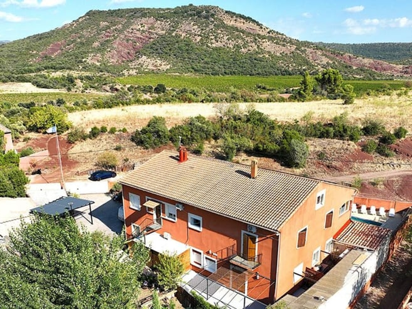 Ensemble immobilier de 600 m² avec piscine, espace bien-être et activité locative