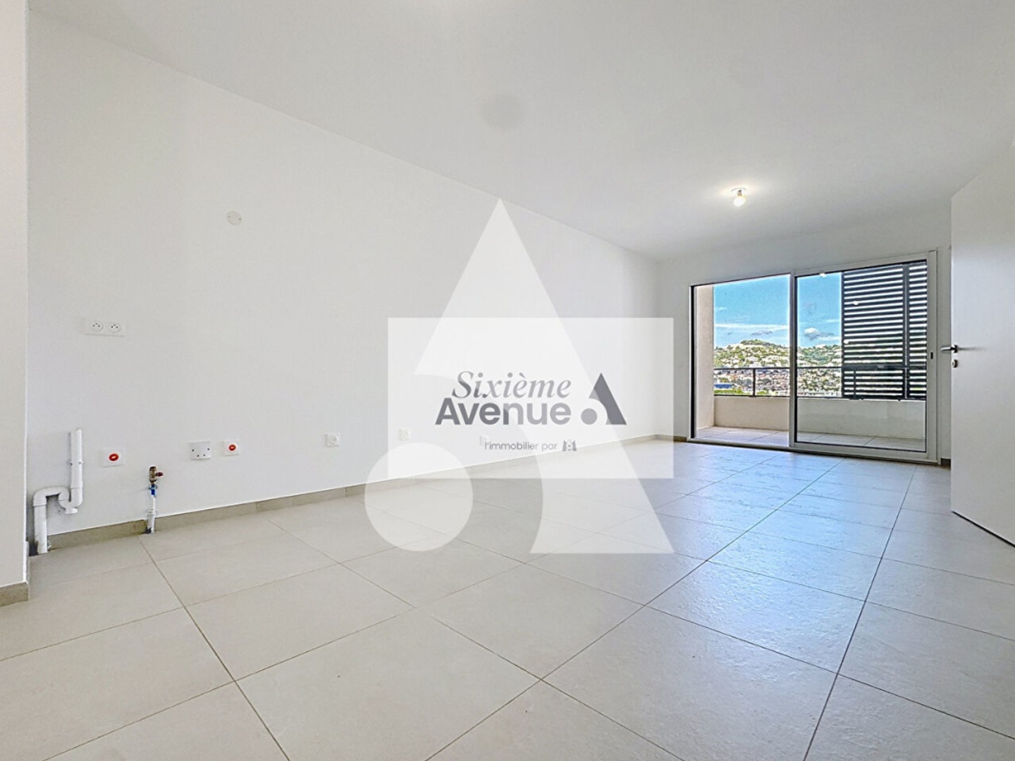 Cannes 2 pièces en rez-de-jardin de 44,55m², garage, piscine.
