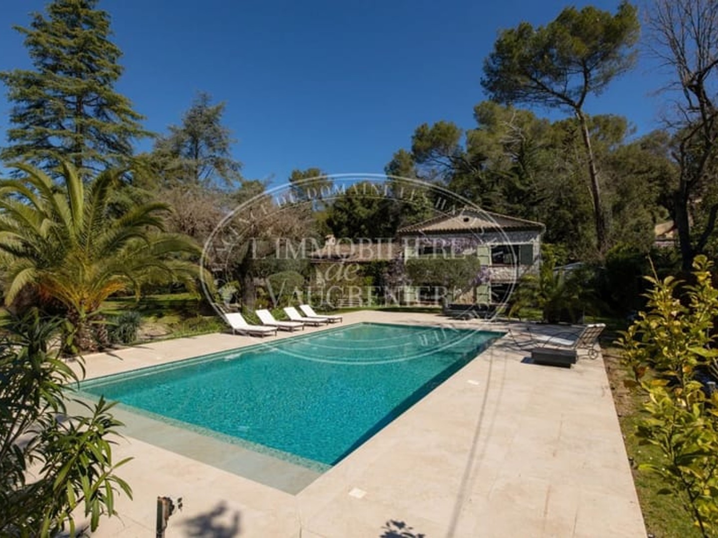 Maison à vendre - 6 pièces - 218m2 - Roquefort-Les-Pins (06330)