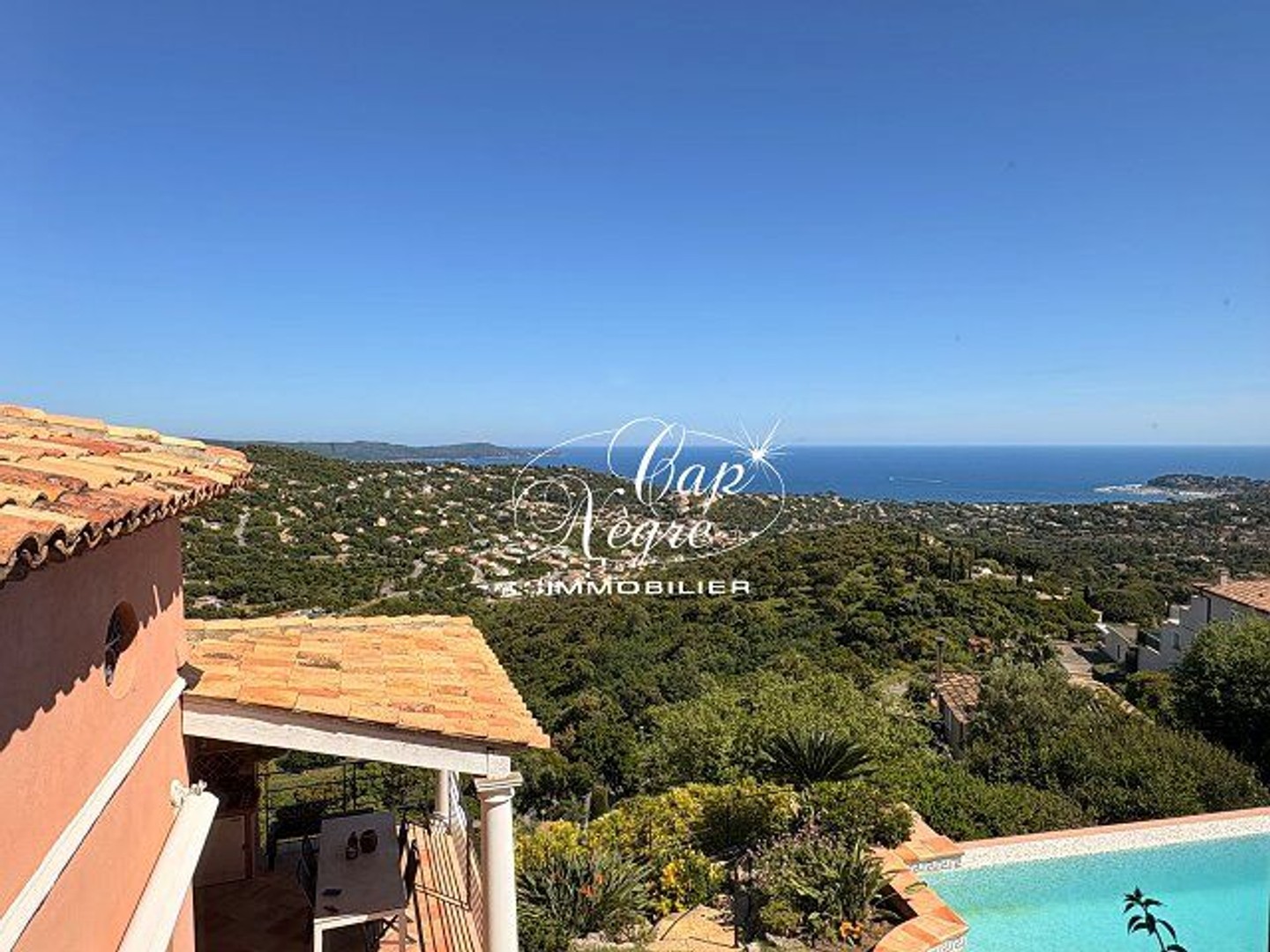 Maison à vendre - 6 pièces - 235m2 - Cavalaire-Sur-Mer (83240)
