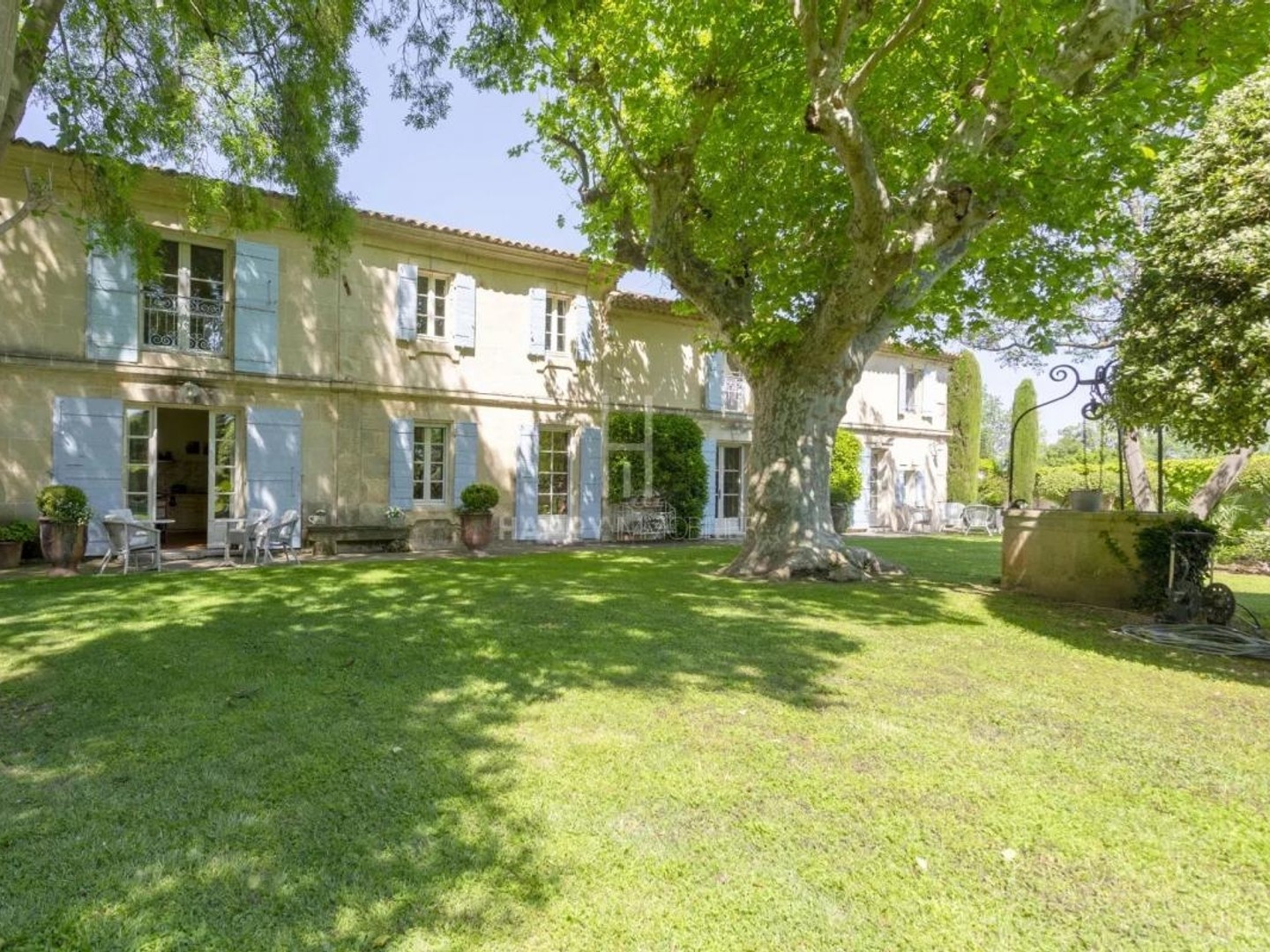 Situé au centre d'une campagne verdoyante et riche, pour un accès facile aux sites historiques de la Provence