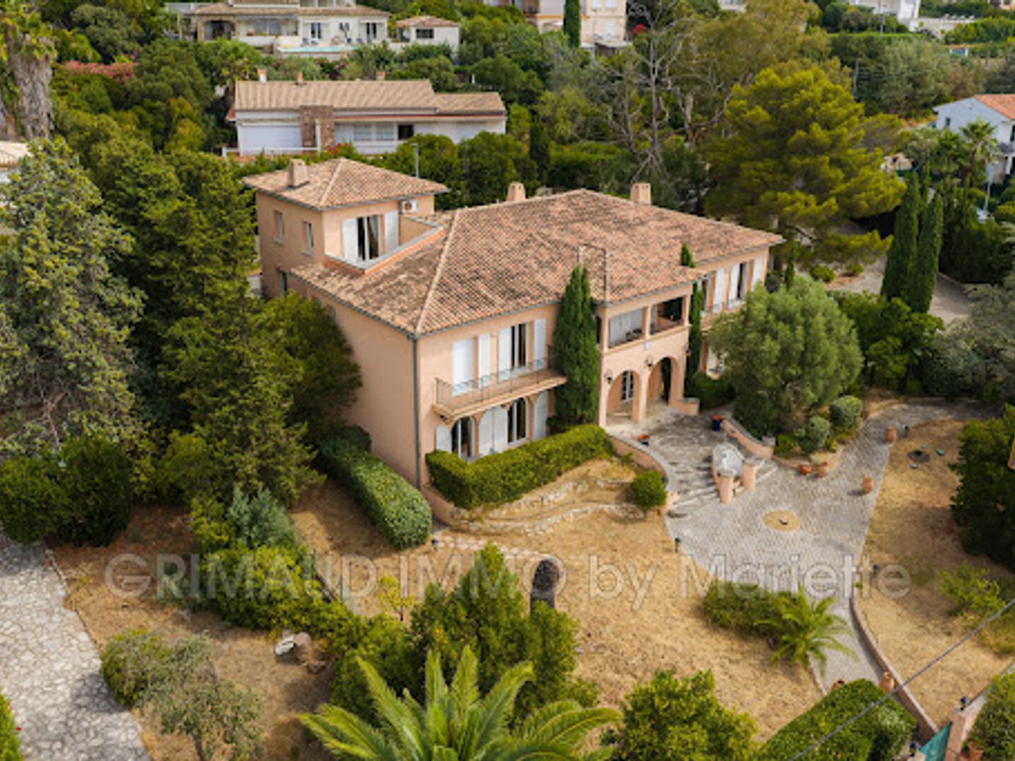Maison à vendre - 12 pièces - 650m2 - Roquebrune-Sur-Ar... (83380)