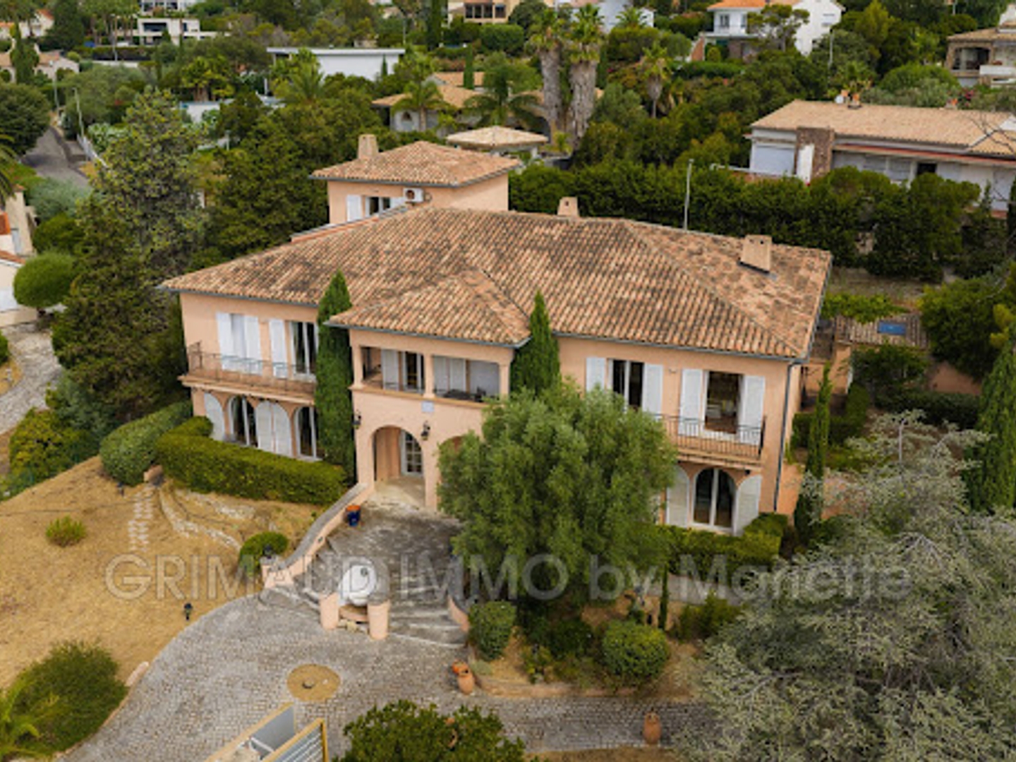 Maison à vendre - 12 pièces - 650m2 - Roquebrune-Sur-Ar... (83380)