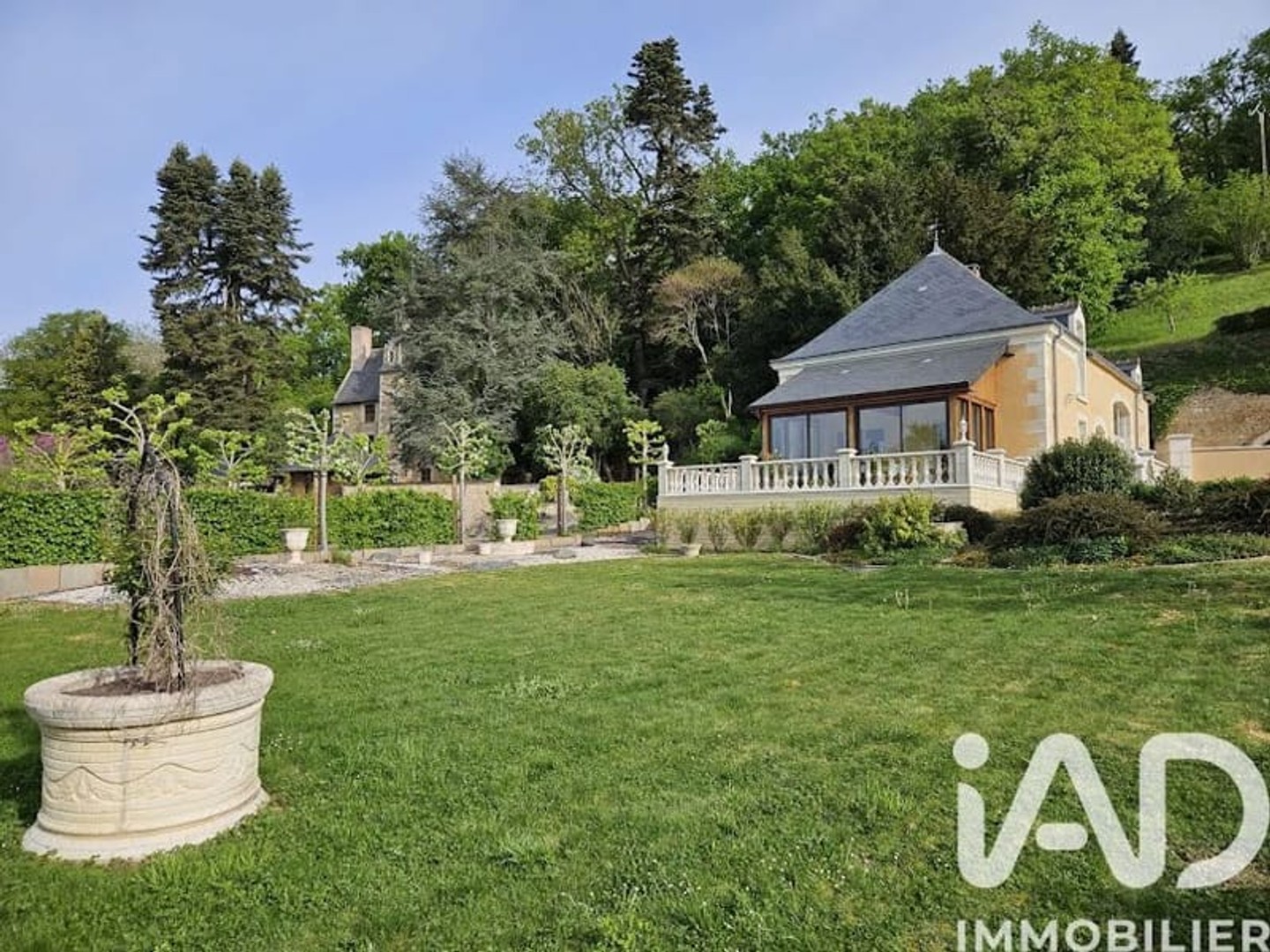 Maison à vendre - 9 pièces - 326m2 - Nogent-Sur-Loir (72500)