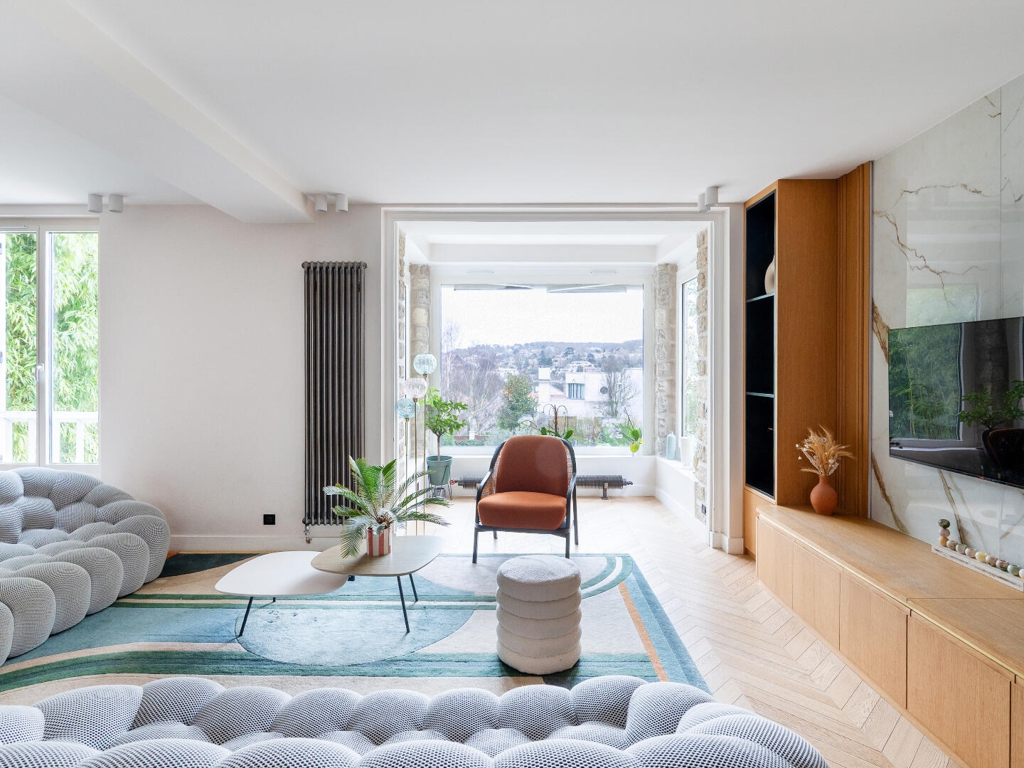 Maison adossée au parc de Saint-Cloud, entièrement rénovée, 5 chambres, beau jardin.