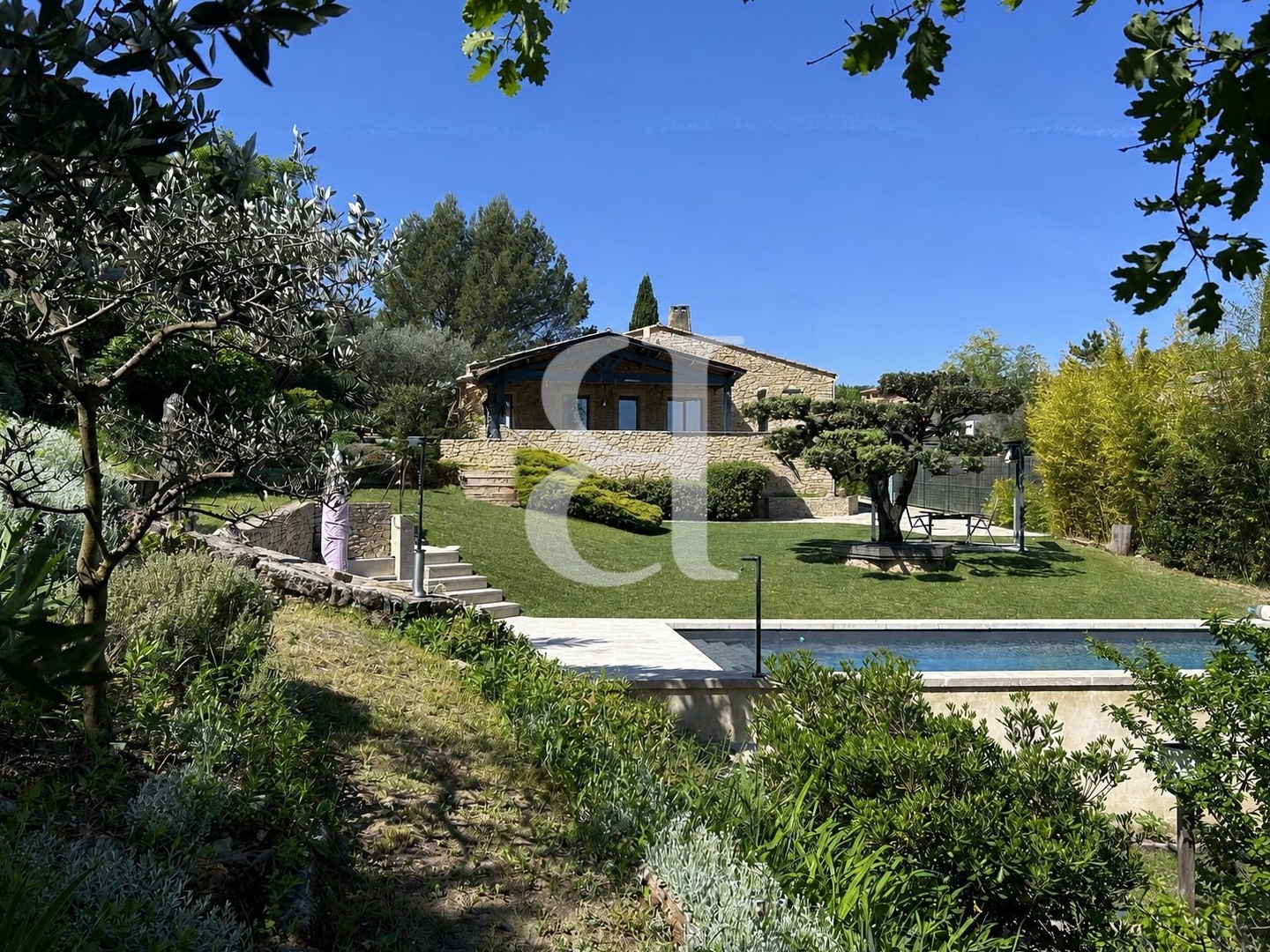 Villa en pierres avec piscine région Nyons