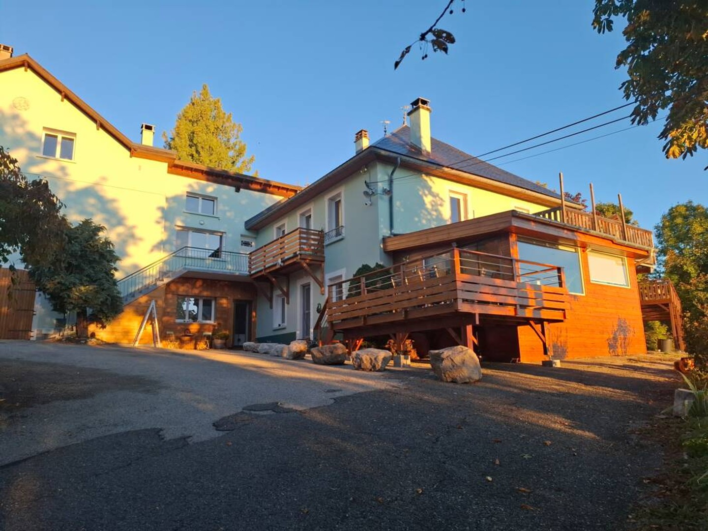 Rare sur le marché, ensemble immobilier avec 3 gîtes, au bout d'une impasse
