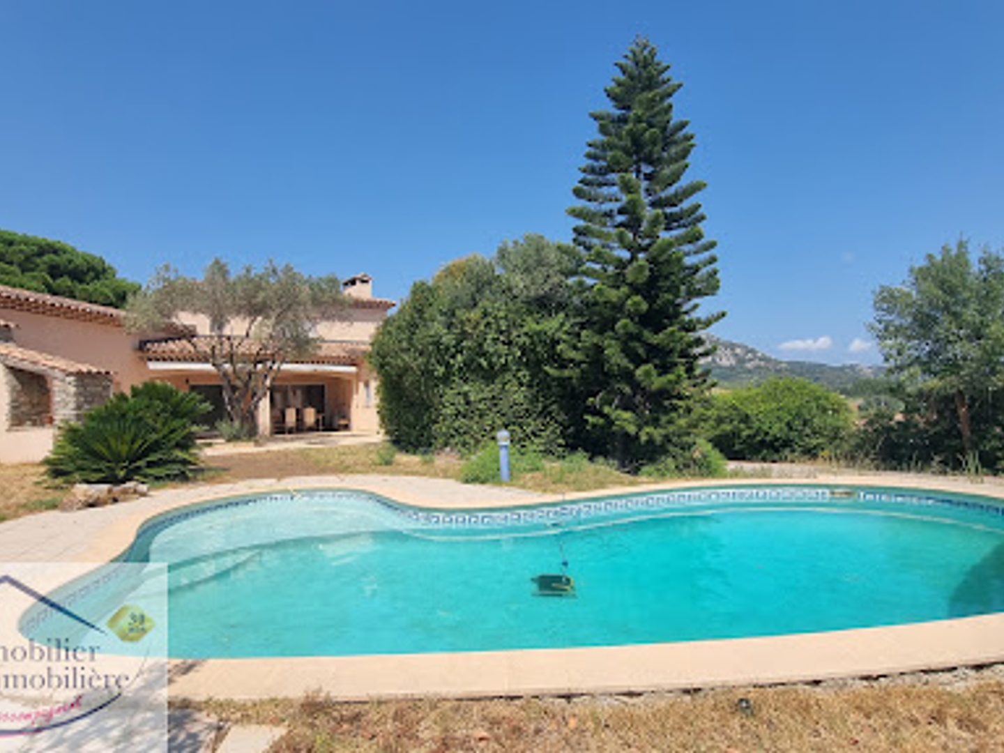 Maison à vendre - 9 pièces - 338m2 - La Crau (83260)
