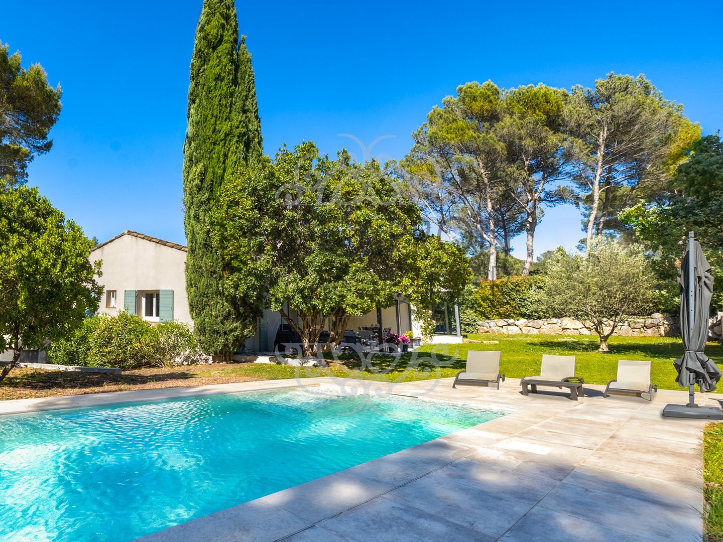 Le Tholonet Maison de charme avec jardin paysager et piscine dans un environnement privilégié
