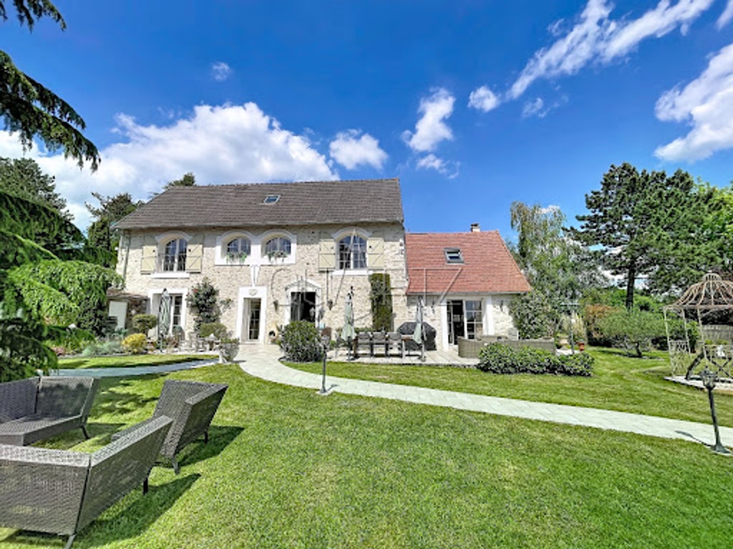 Maison à vendre - 10 pièces - 260m2 - Jambville (78440)
