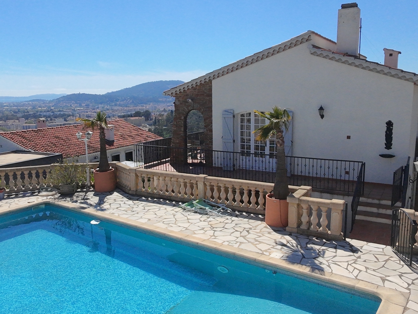 A VENDRE - Hyères - Belle villa 228m2 vue mer et piscine