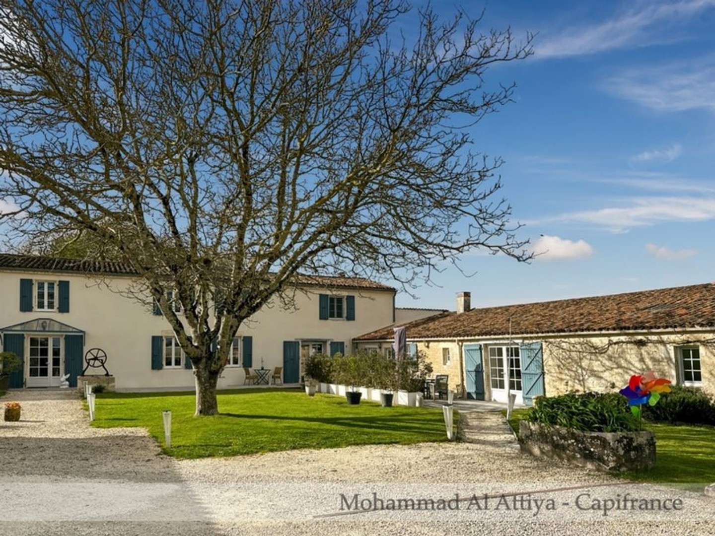 Propriété familiale avec gîte, studio et piscine à quelques minutes de La Rochelle à vendre, 11 pièces à MONTROY (17)