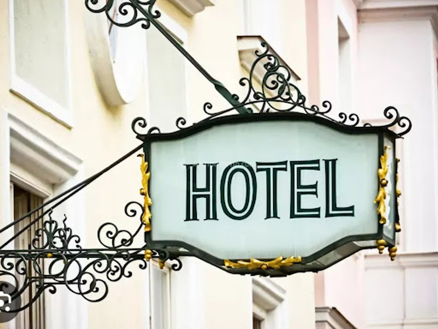 Hôtel 45 pièces 1800 m²