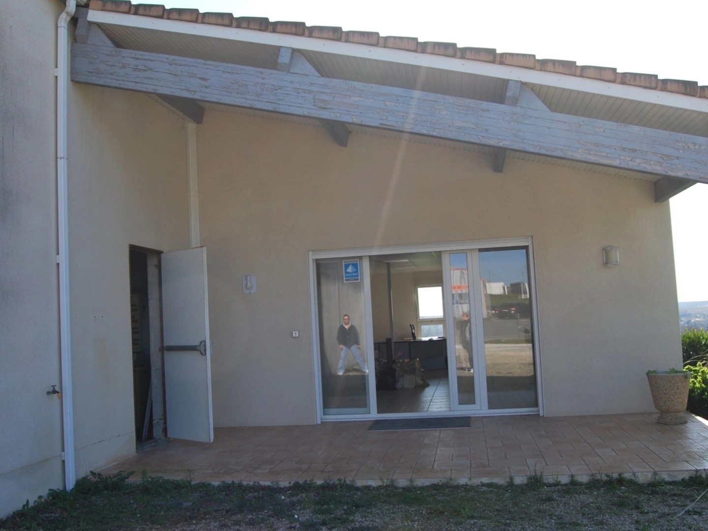 ESPACE DE STOCKAGE ET BUREAUX à vendre à 200m de la N10