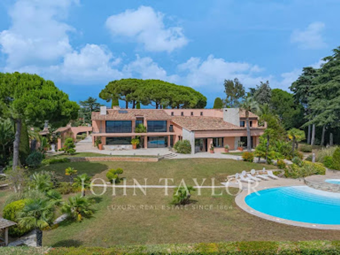 Villa 10 pièces 465 m²