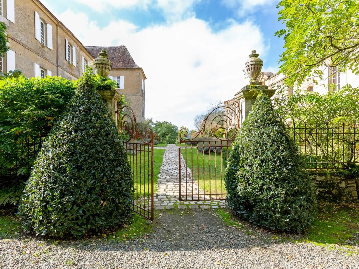 Maison à vendre - 25 pièces - 1302m2 - Aignan (32290)