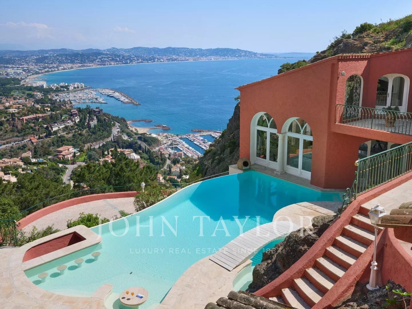 Maison à vendre - 7 pièces - 407m2 - Théoule-Sur-Mer (06590)