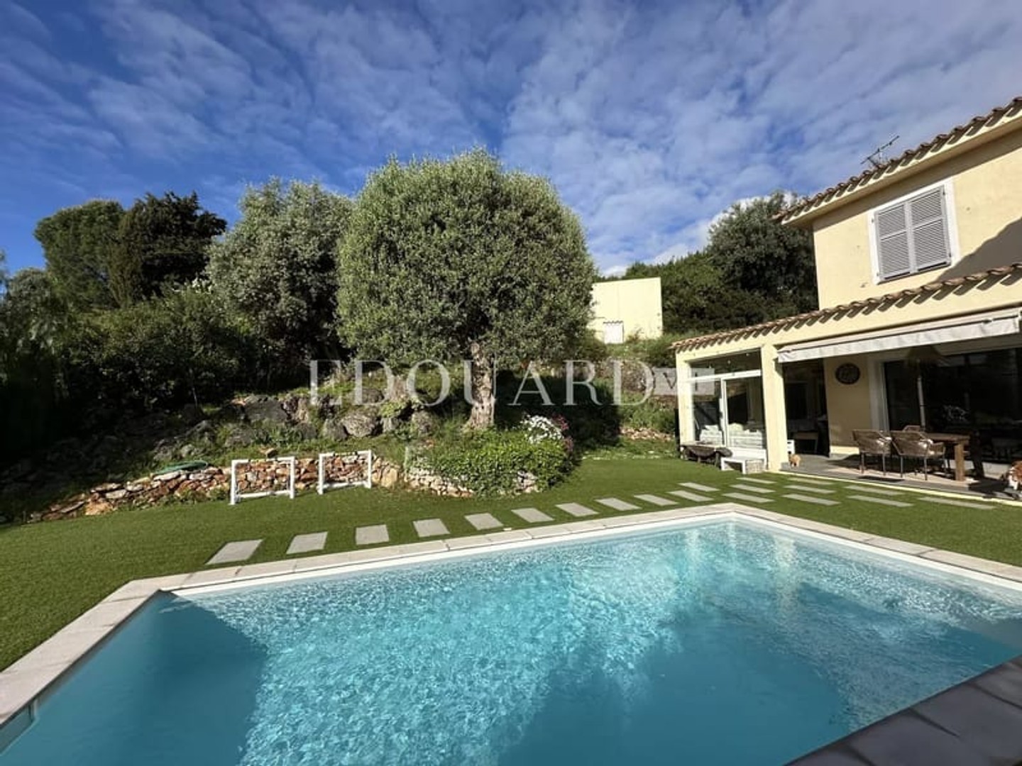 En exclusivité villa superbement rénovée avec piscine, jardin plat, grand garage et vaste parking extérieur