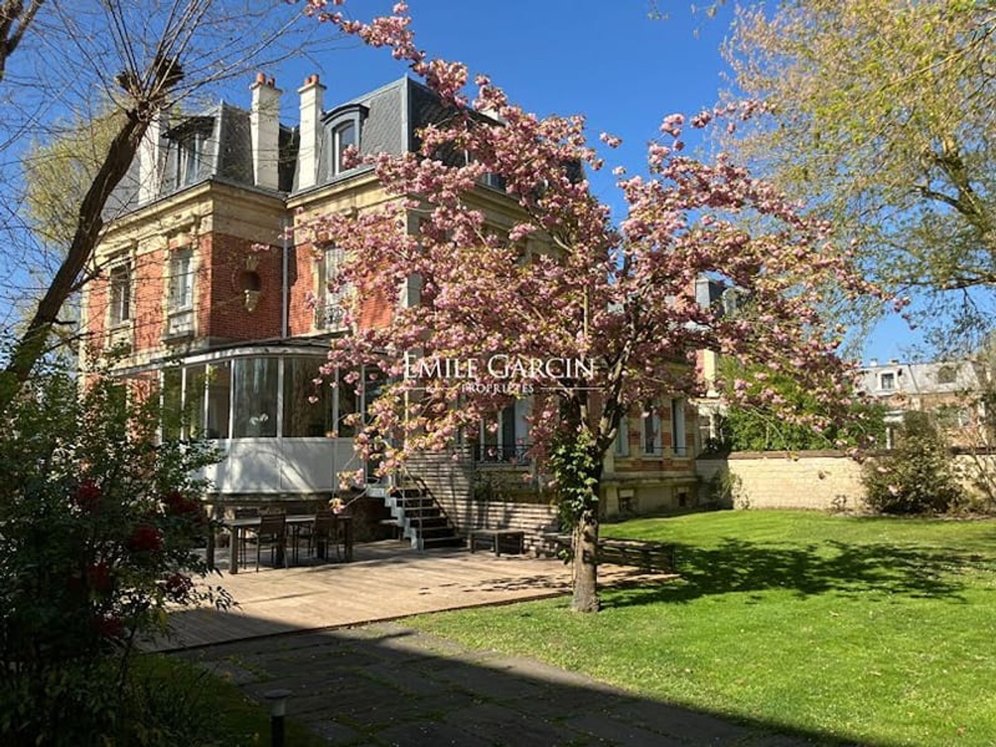 Maison 10 pièces 380 m²