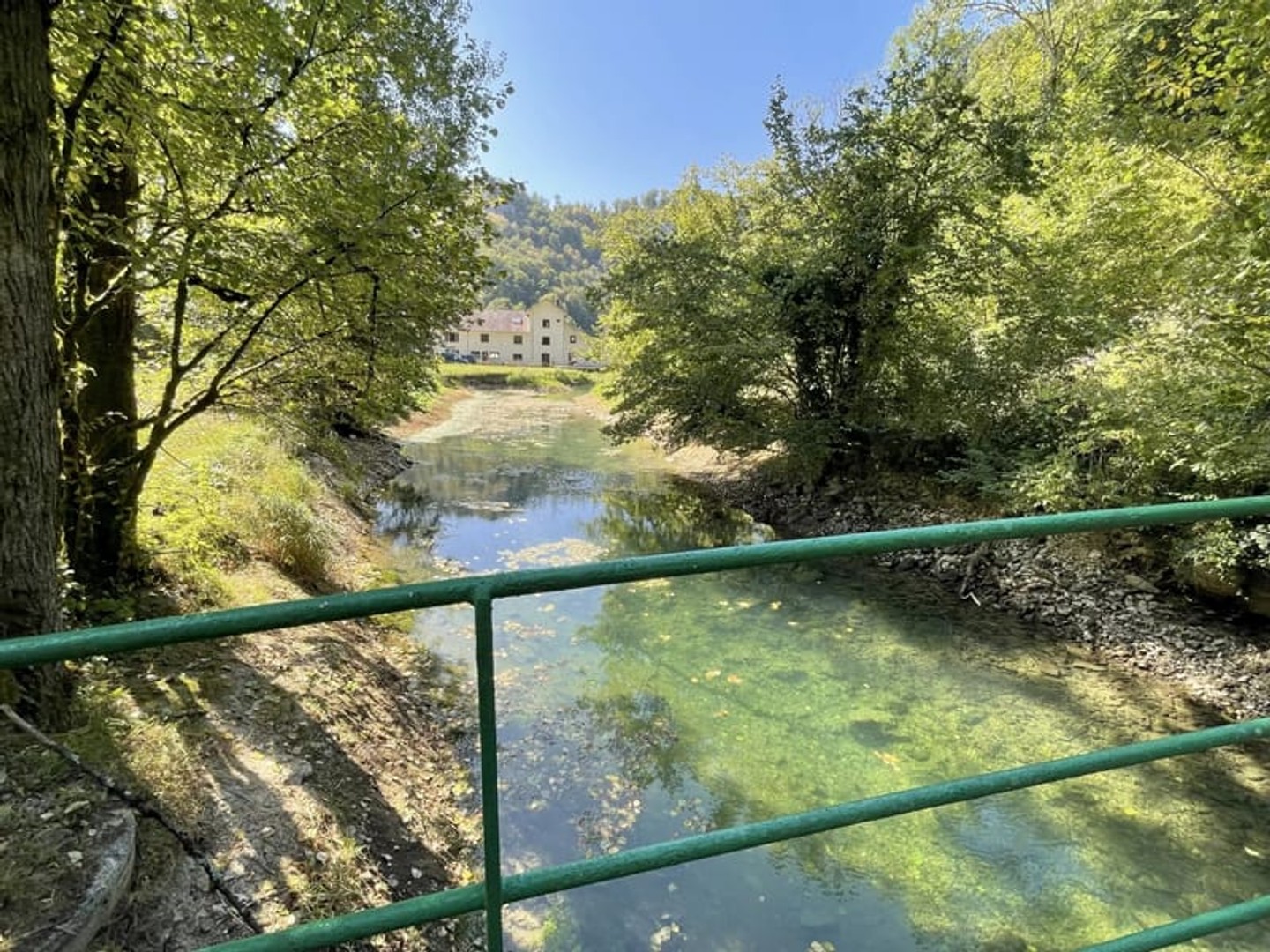 SECTEUR BAUME LES DAMES-Propriété de caractère avec 9 chambres en gîte + maison principale - cadre idyllique