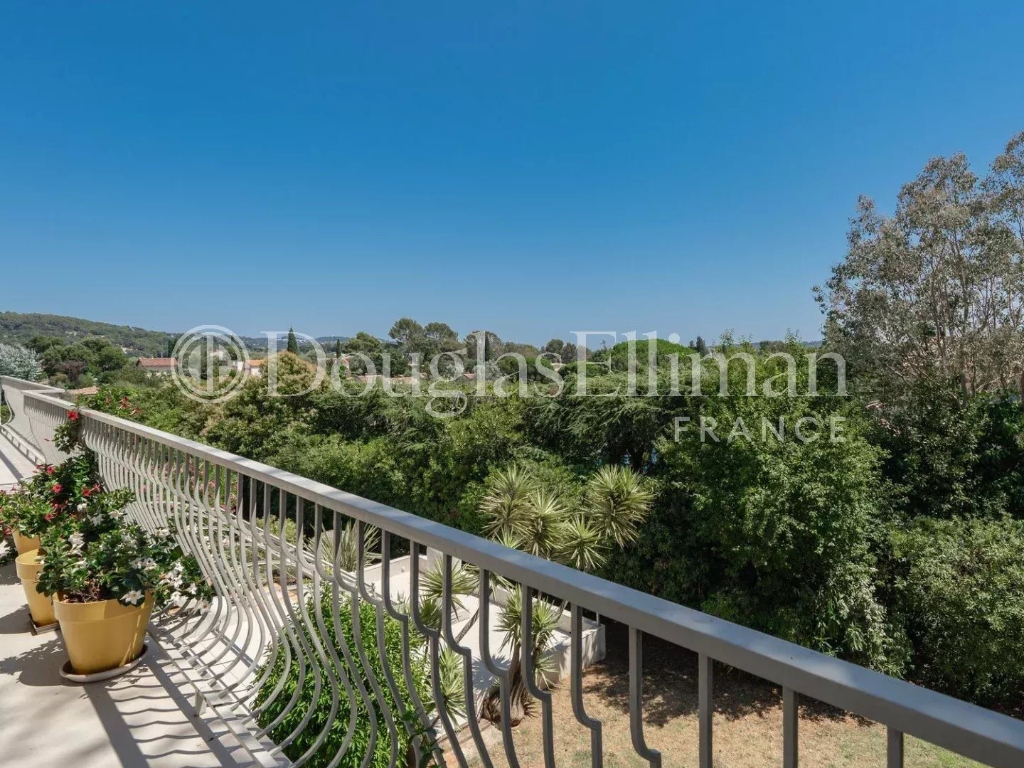 La Roquette-sur-Siagne : Elégante villa rénovée avec vue mer, proche de Mougins