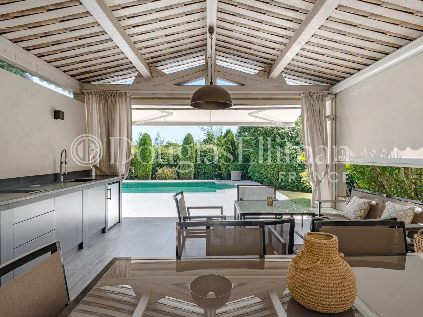 Maison à vendre - 9 pièces - 258m2 - La Roquette-Sur-S... (06550)